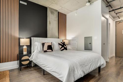 ein Schlafzimmer mit einem großen weißen Bett und Kissen in der Unterkunft Boulevard Stays Downtown Highrise STU Sky Pool Parking Gym 03 in Phoenix