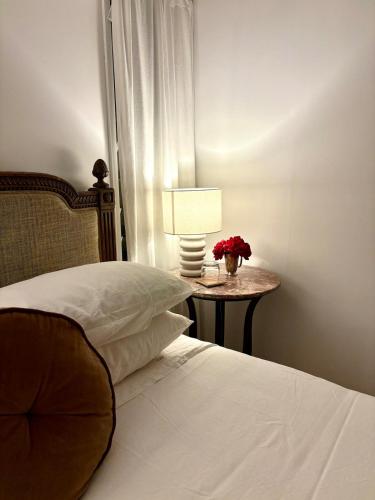 una camera da letto con un letto e un tavolo con una lampada di Gorgeous Country Cottage In Lovely Private Grounds a Scone