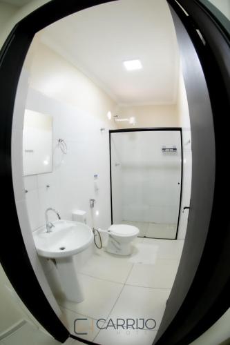 Bilik mandi di Carrijo Hotel