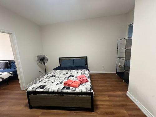 Ένα ή περισσότερα κρεβάτια σε δωμάτιο στο BLOOR ST DOWNTOWN SUITE FULL APARTMENT -Private Patio