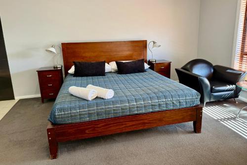 Un dormitorio con una cama con dos toallas encima. en Gateway Motor Inn, en Broken Hill