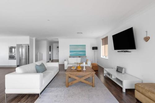 TV a/nebo společenská místnost v ubytování Seaside Escape - direct Collingwood Beach access
