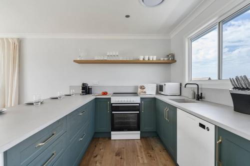 Una cocina o zona de cocina en Bawley Blue - oceanfront 4BR pet-friendly retreat
