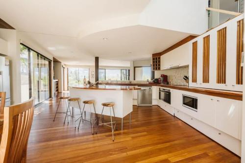 Η κουζίνα ή μικρή κουζίνα στο Oasis on the beach - large 6BR home w. ocean views
