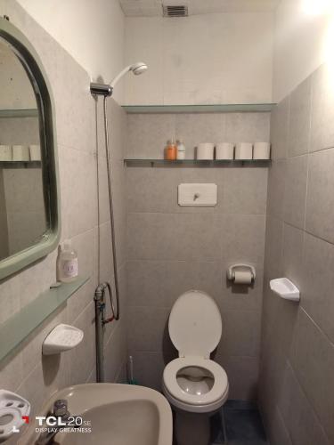 a small bathroom with a toilet and a sink at La casa de Napoli in Trelew