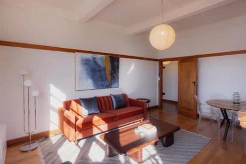 un salon avec un canapé et une table dans l'établissement Tamar River Views Mid-Century Vibes, à Royal Park