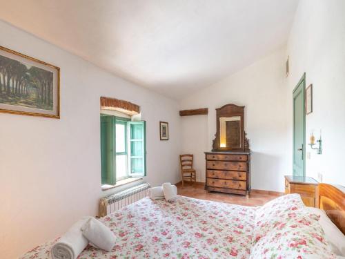a bedroom with a bed and a dresser and a mirror at Apartment in Tuscany near Pisa and Beaches in Nugola