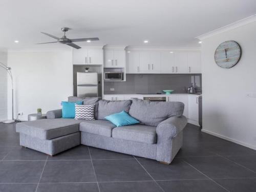 Χώρος καθιστικού στο Mariners Mollymook Beach - beachside apartment