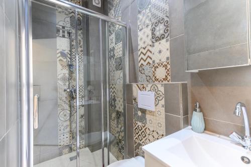 a bathroom with a shower and a sink and a toilet at Le cocon de l'impasse à Tremblay en France in Tremblay En France