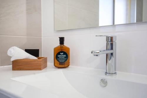 Ένα μπάνιο στο Aquamarine - modern & bright Huskisson townhouse