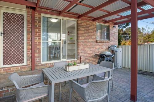 Μπαλκόνι ή βεράντα στο Aquamarine - modern & bright Huskisson townhouse