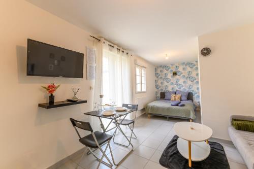 a living room with a couch and a table at Le cocon de l'impasse à Tremblay en France in Tremblay En France