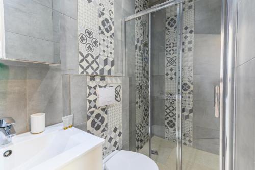a bathroom with a shower and a toilet and a sink at Le cocon de l'impasse à Tremblay en France in Tremblay En France