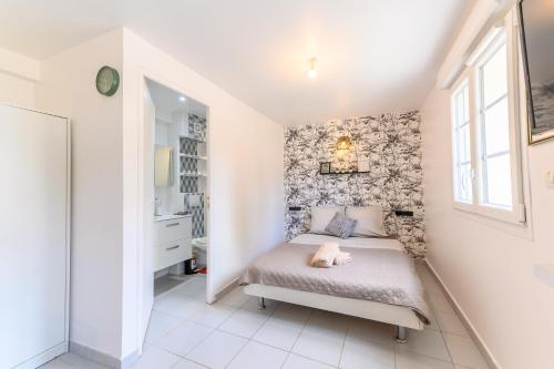 a small bedroom with a bed and a window at Le cocon de l'impasse à Tremblay en France in Tremblay En France