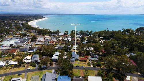 ビンセンチアにあるIndigo Views - renovated Vincentia beach houseの海辺の町の空中風景