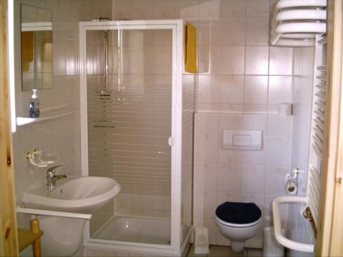 ベルガーエンデ・レートヴィッシュにあるFerienhaus mit Sauna und Whirlpoolのシャワー、洗面台、トイレ付きのバスルーム