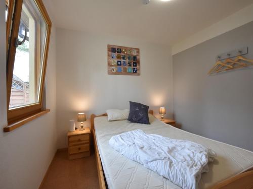 una piccola camera da letto con un letto e una finestra di Salzhaff Finca in Pepelow a Pepelow