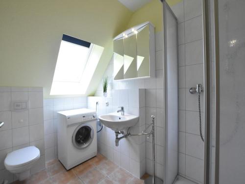 Koupelna v ubytování 5-Zimmer-Ferienhaus in Zierow mit Garten