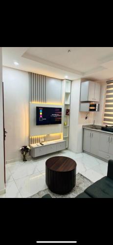 sala de estar con mesa de centro y cocina en NgoZiLiving, en Lekki