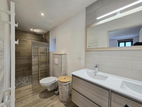 Gîte de charme à Limeuil avec Internet et parking - FR-1-616-497 في Limeuil: حمام مع حوض ومرحاض ومرآة