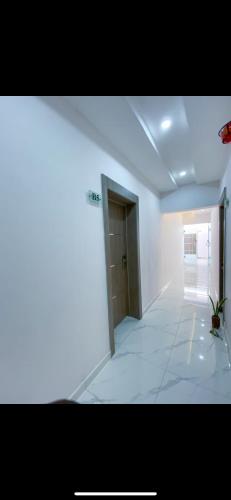 une pièce avec un couloir avec une porte à l'intérieur dans l'établissement NgoZiLiving, à Lekki