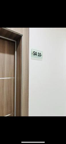 een bordje met 'sao' ernaast een raam bij NgoZiLiving in Lekki