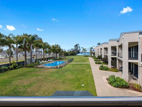 a view of the courtyard of a resort with a swimming pool at Elsinor Townhouse 3 in Mulwala