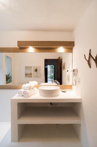 a bathroom with a sink and a mirror at Beijo do Vento Pousada in Arraial d'Ajuda