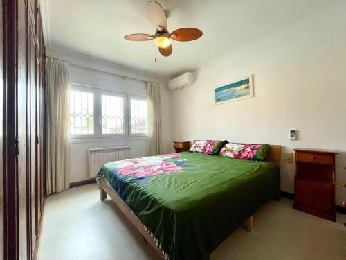 ein Schlafzimmer mit einem Bett und einem Deckenventilator in der Unterkunft Villa in Roquetas near Beach & Pool in Roquetas de Mar