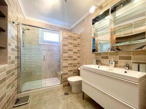 ein Badezimmer mit Toilette, Dusche und Waschbecken in der Unterkunft Villa in Roquetas near Beach & Pool in Roquetas de Mar