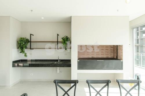 Dos sillas en una cocina blanca con fregadero. en Spacious 2 Bedroom Apartment In Villa Morra, en Asunción