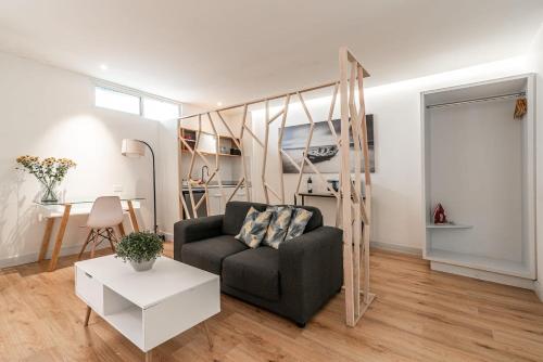 a living room with a couch and a table at Cute Quiet Studio, Smart Tv, Six Flags 1 Km in Mexico City