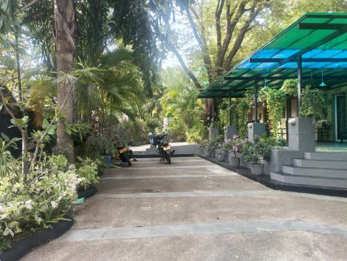 ミネリヤにあるHaritha Holidaysの木々や植物が茂る公園内の散歩道