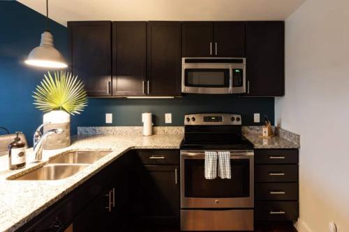 una cocina con fregadero y microondas en Heart Of 12 South, Near Downtown, Park Free - #16, en Nashville