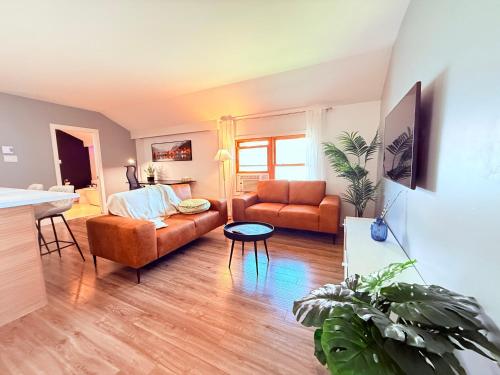a living room with a couch and a table at Le Central Fonctionnel Confort - 2CH in Quebec City