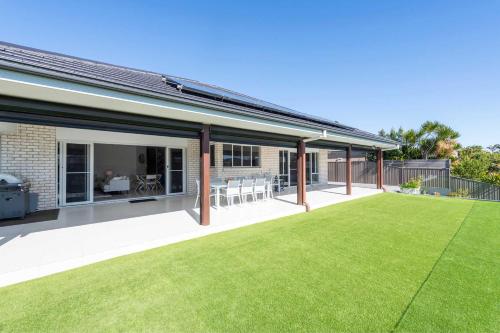 un patio ouvert avec une pelouse devant une maison dans l'établissement Stillwater Stay - Oceanstays - Jetty, à Yamba