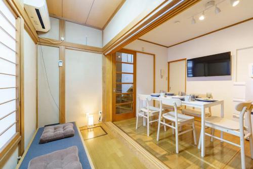 a room with a table and chairs and a dining room at Oc4 お花茶屋駅から4分の戸建て in Tokyo