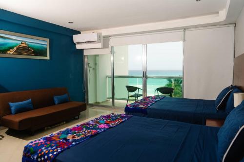 Una cama o camas en una habitación de Ocean Front View