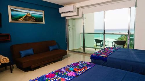 Una cama o camas en una habitación de Ocean Front View