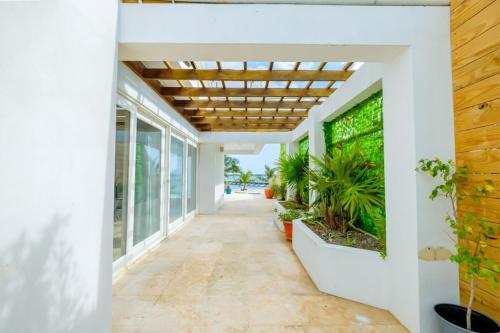 Φωτογραφία από το άλμπουμ του Waterfront Luxury Villa - 2 Private Pools, Own Boat & Captain, Free Shuttle σε San Pedro