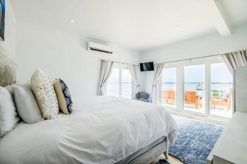 Ένα ή περισσότερα κρεβάτια σε δωμάτιο στο Waterfront Luxury Villa - 2 Private Pools, Own Boat & Captain, Free Shuttle