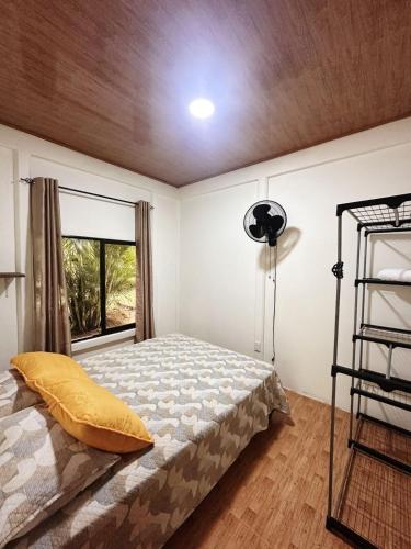 a bedroom with a bed and a window at Villas jacki cocles in Talamanca