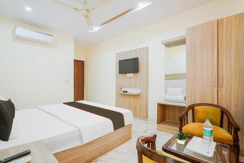 a bedroom with a bed and a desk and a tv at Hotel O Tree Inn in Zirakpur