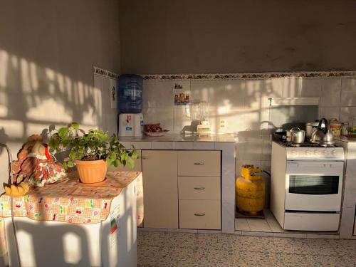 eine Küche mit einem weißen Kühlschrank und einem Herd in der Unterkunft Casa de campo - Flor del valle in La Paz