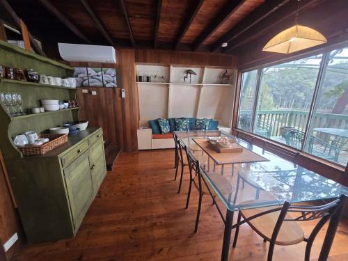 Dapur atau dapur kecil di Cottage on the Lake - peaceful Burrill Lake escape