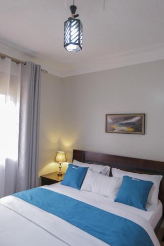 Una cama o camas en una habitación de J&S Suites