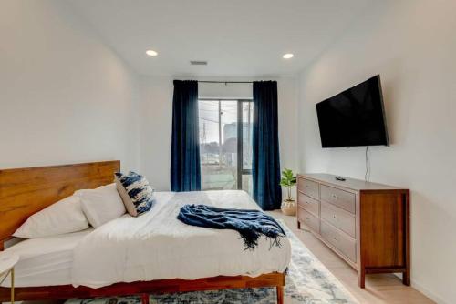 Giường trong phòng chung tại Boutique Condo on Nashville's Riverfront- EVE #201