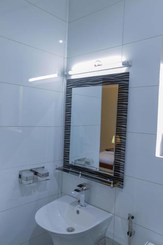 Un baño de J&S Suites