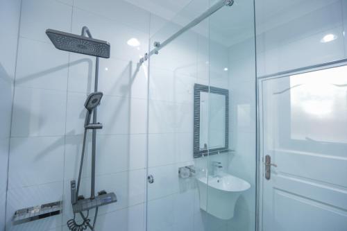 Un baño de J&S Suites