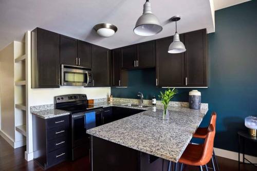 Una cocina o zona de cocina en Heart Of 12 South, Near Downtown , Park Free - #6